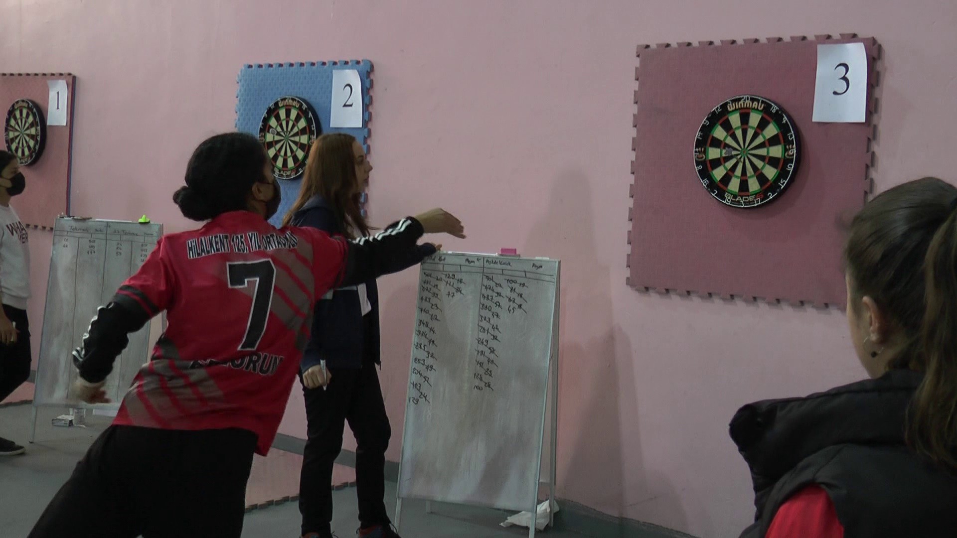 Öğrenciler hedefi vurmak için ok attı