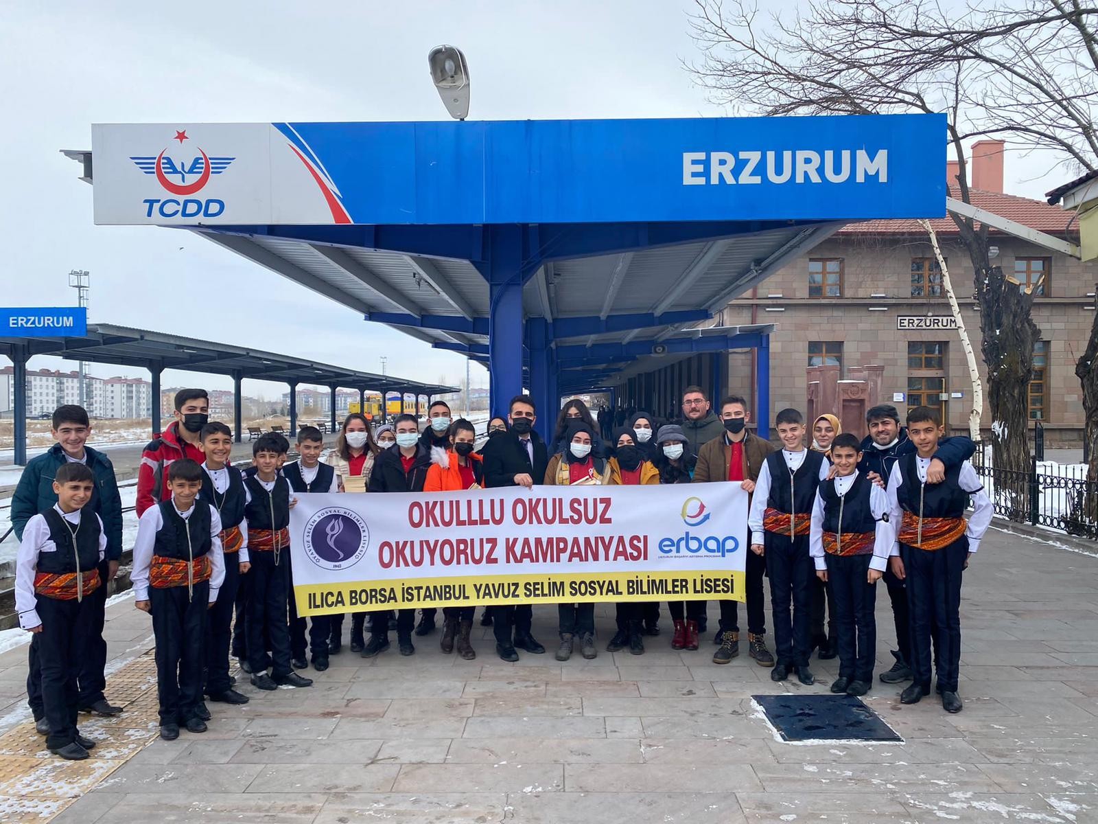 ‘Okullu Okulsuz Okuyoruz’ projesi kapsamında tren garında kitap dağıttılar