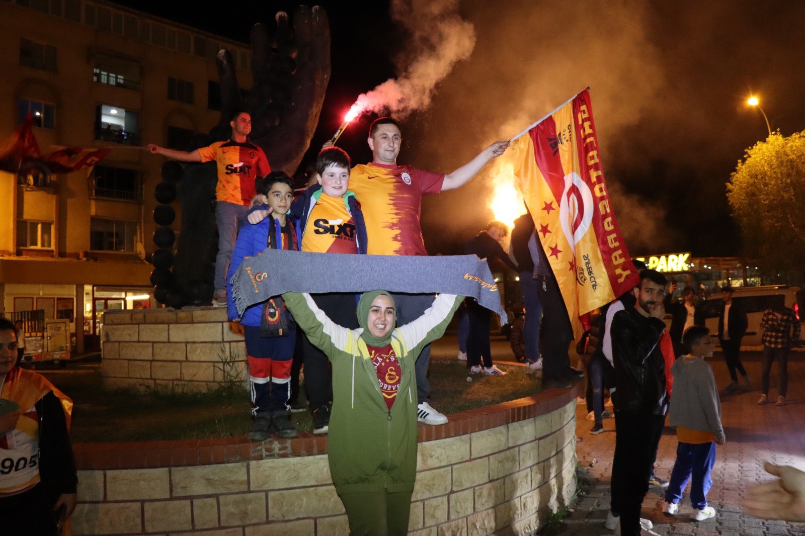 Oltu’da Galatasaray taraftarının şampiyonluk kutlaması