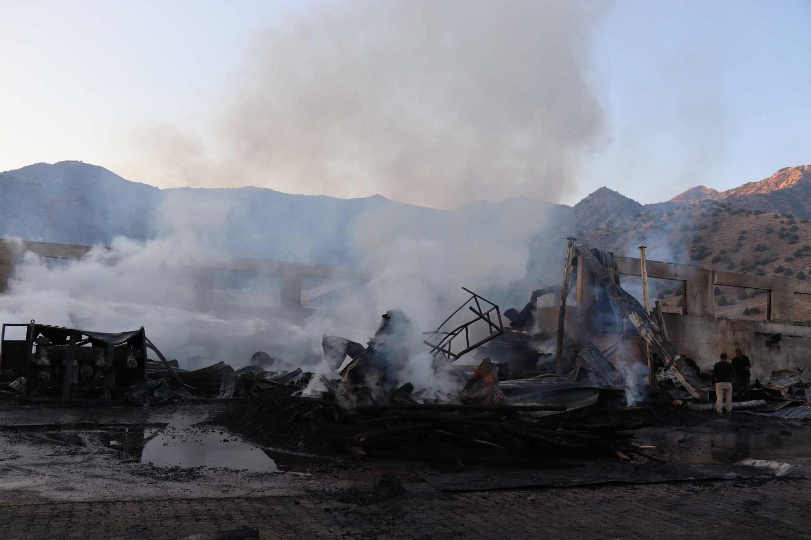 Oltu'da kereste fabrikası yandı, zarar 50 milyon TL
