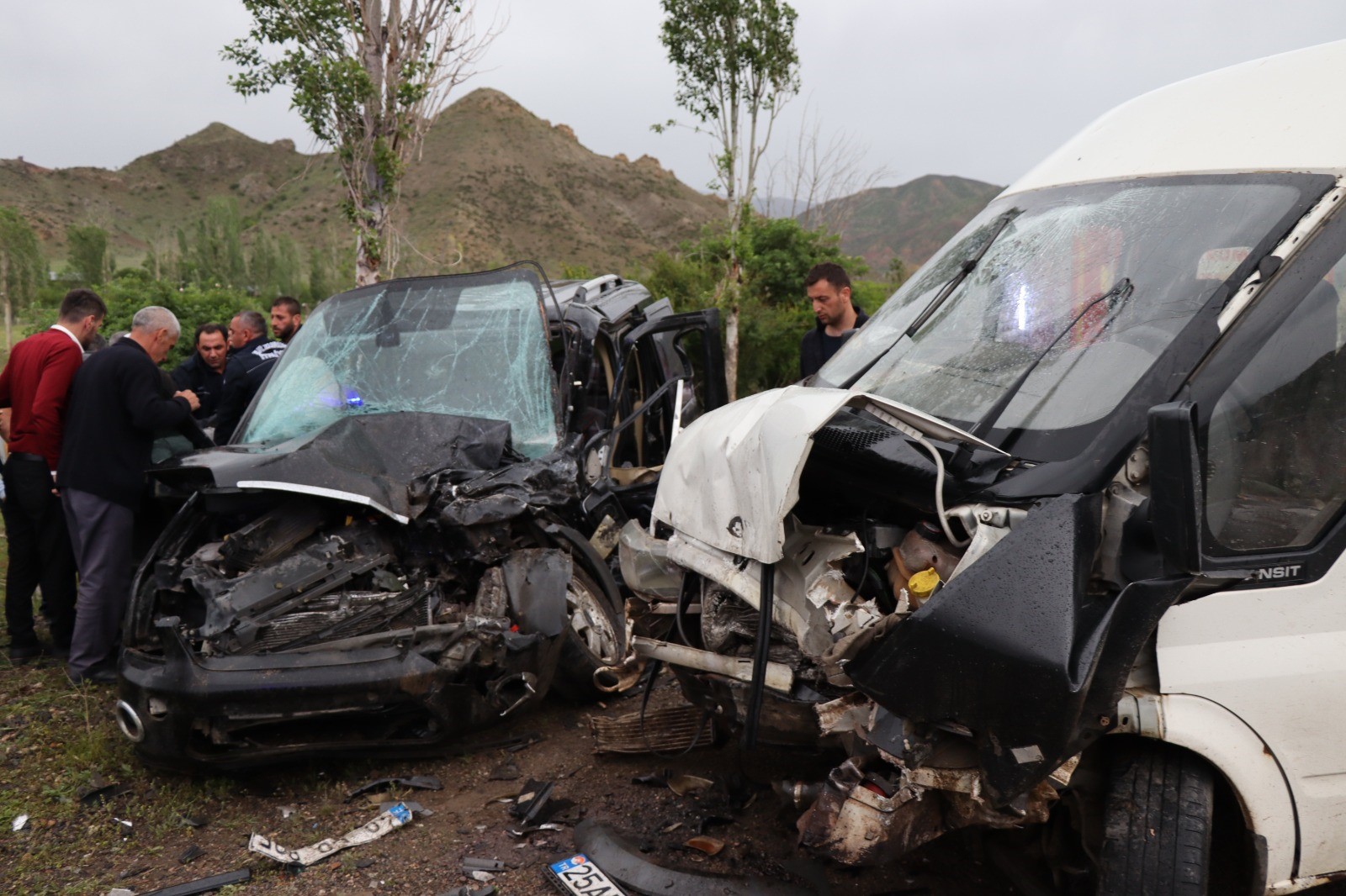 Oltu’da minibüs ile hafif ticari araç çarpıştı: 4 yaralı