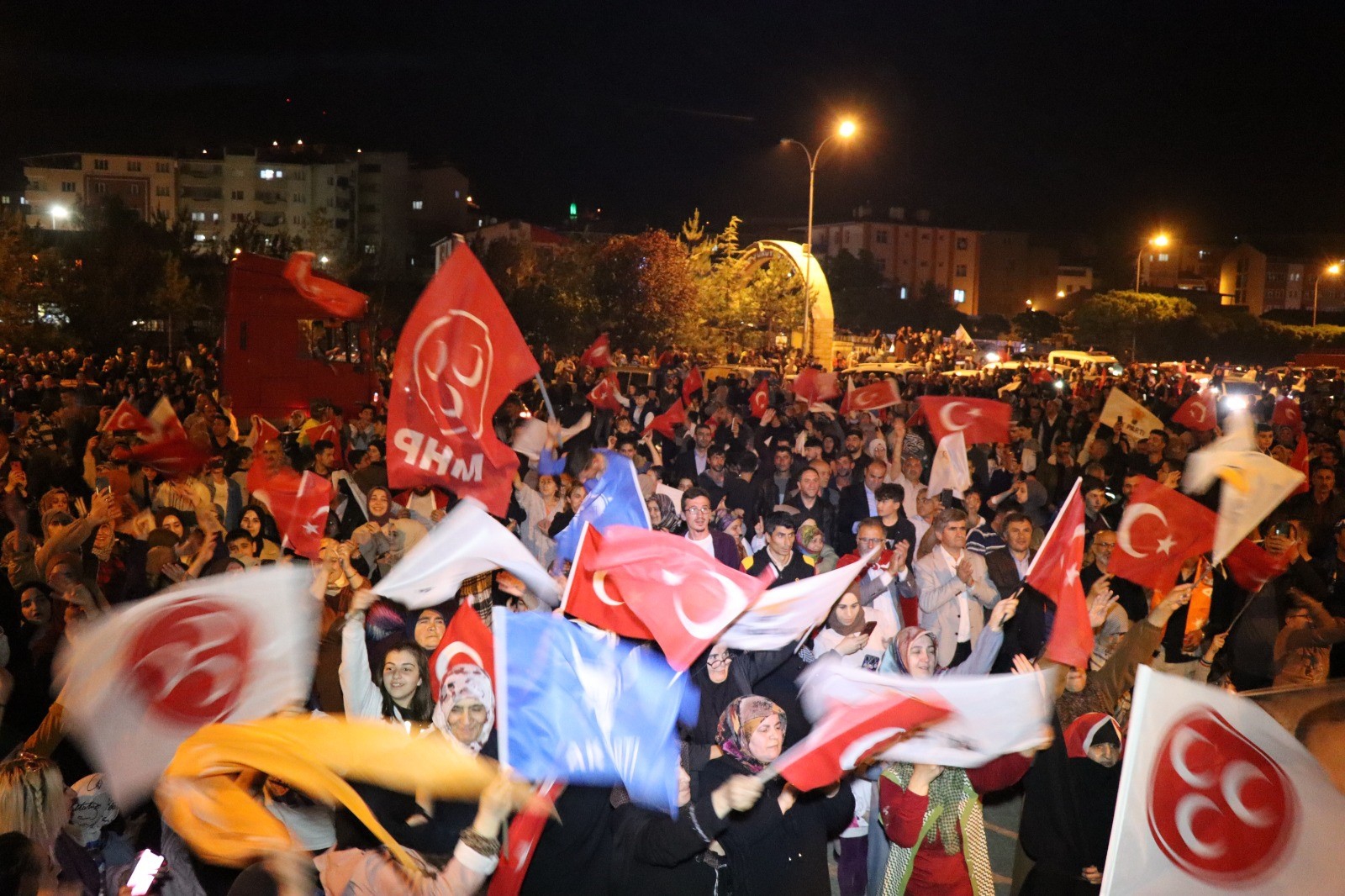 Oltu'da seçim sevincini saatlerce halay çekerek kutladılar