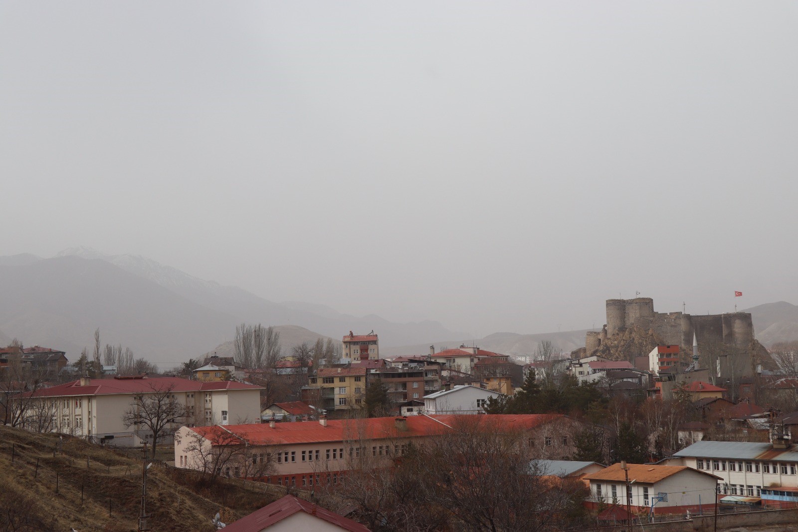 Oltu'da toz bulutu etkili oldu