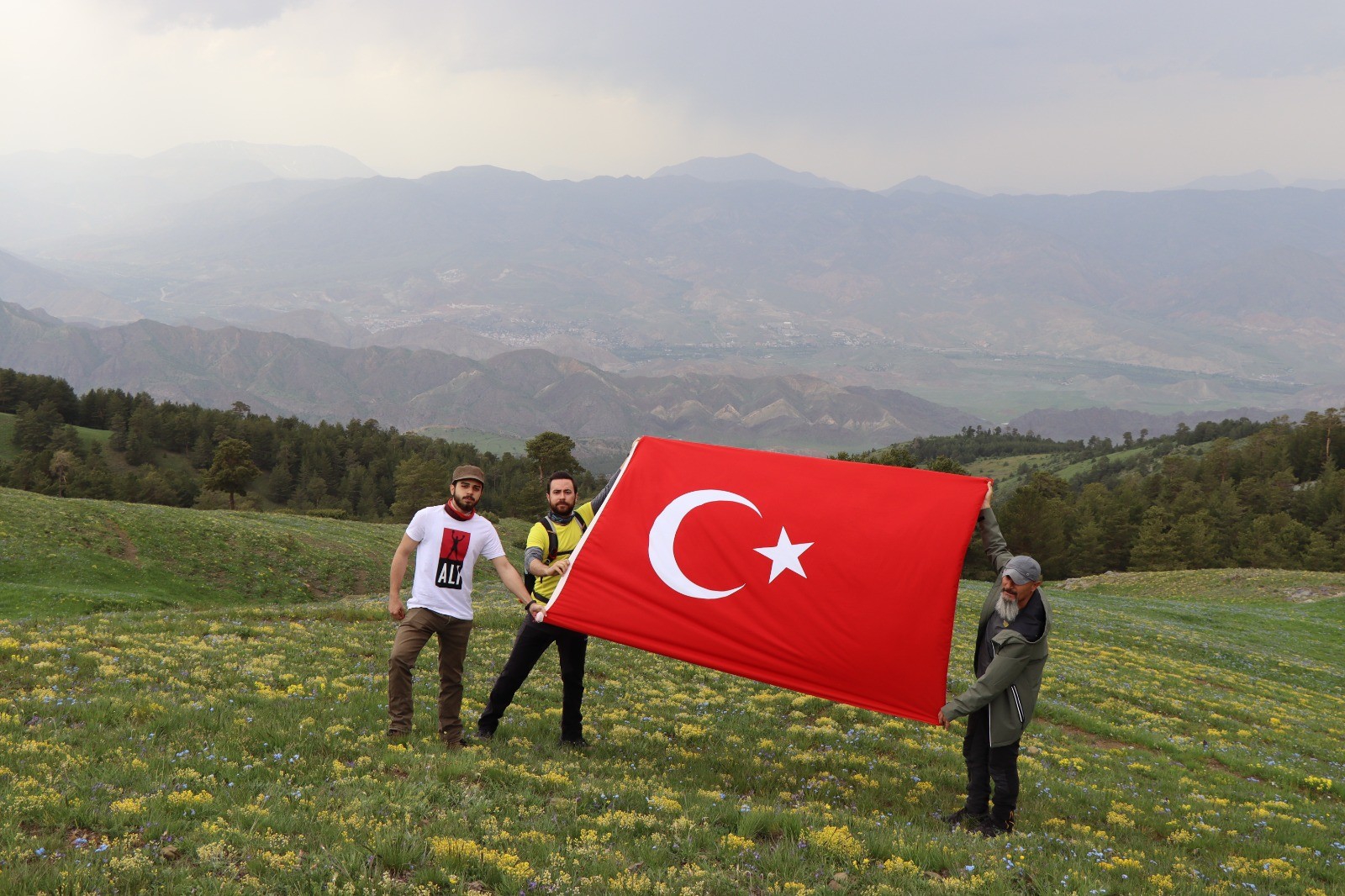 Oltu doğa severler Kırdağ'da Türk Bayrağı açtılar