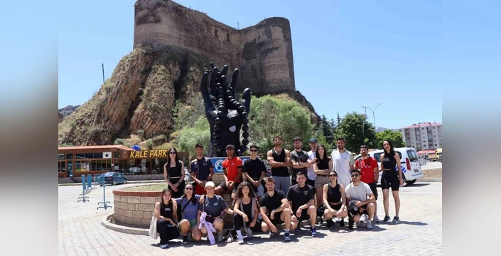 Oltu, Palan Extreme'e Ev Sahipliği Yapıyor: Uluslararası Öğrenciler Tarihi ve Doğal Güzellikleri Keşfediyor