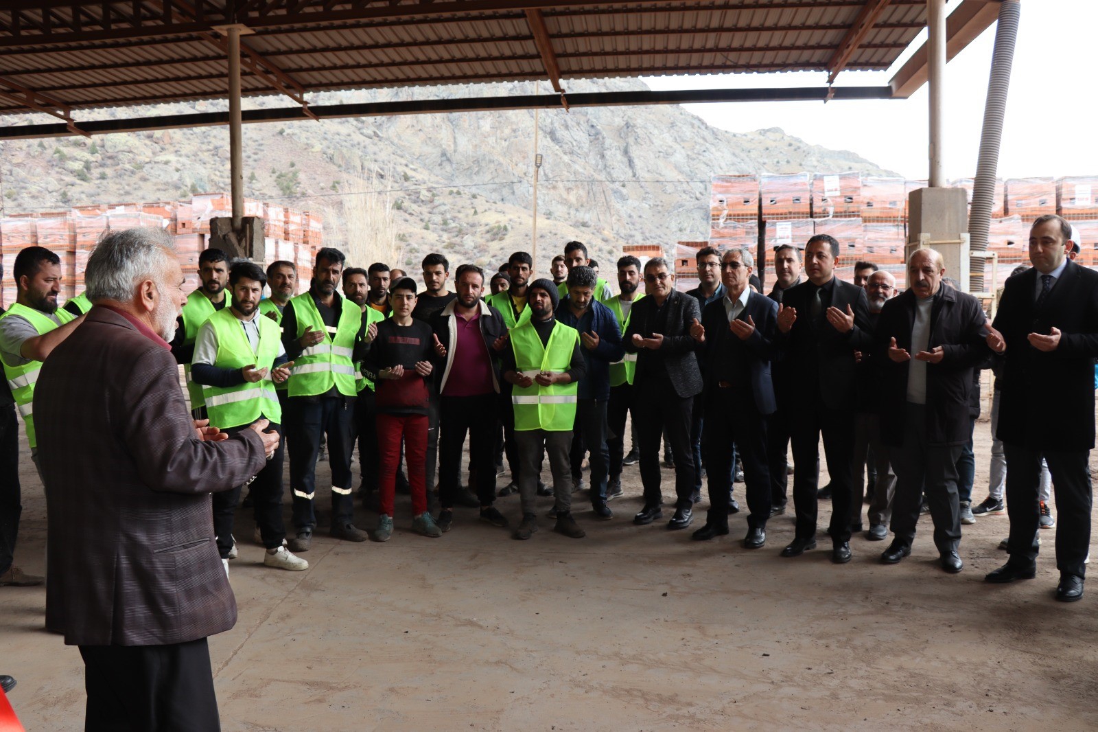 Oltu Tuğla Fabrikası deprem nedeni ile üretime erken başladı