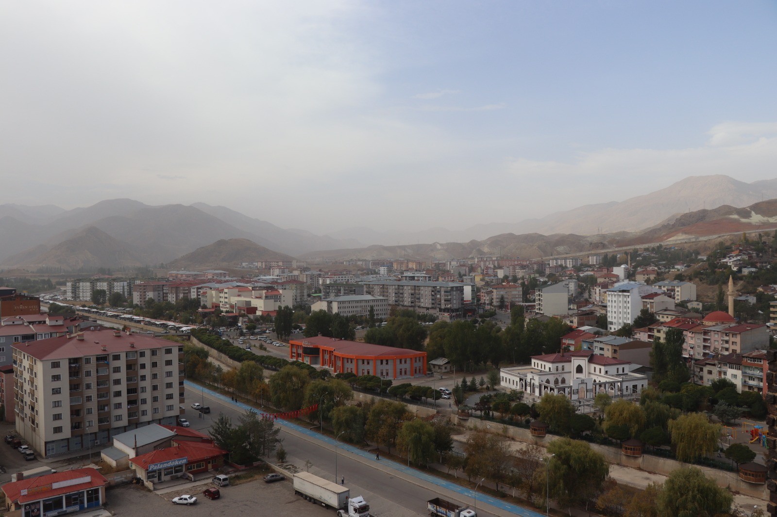 Oltu'yu toz bulutu sardı