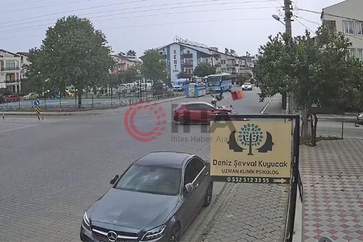 Otomobilin çarptığı motosiklet sürücüsü havada takla attı