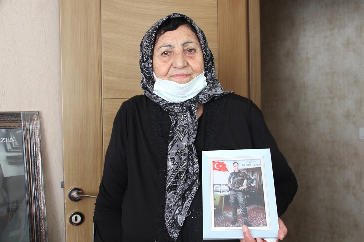 Özel Harekat'a yapılan bombalı saldırıda şehit olan polis memuru Demet Sezen'in annesi İHA'ya konuştu