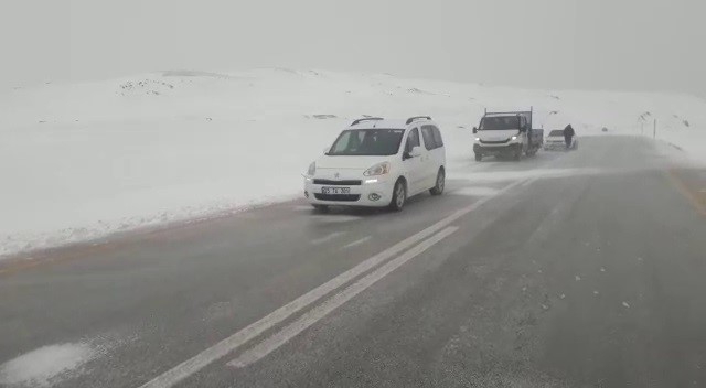 Palandöken geçidinde mahsur kalan araçlar Karayolları ekiplerince kurtarıldı