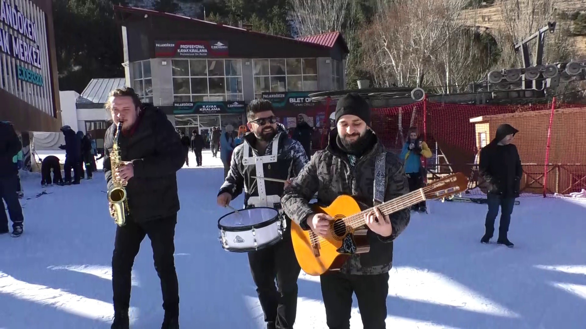 Palandöken kayakseverlerin akınına uğradı