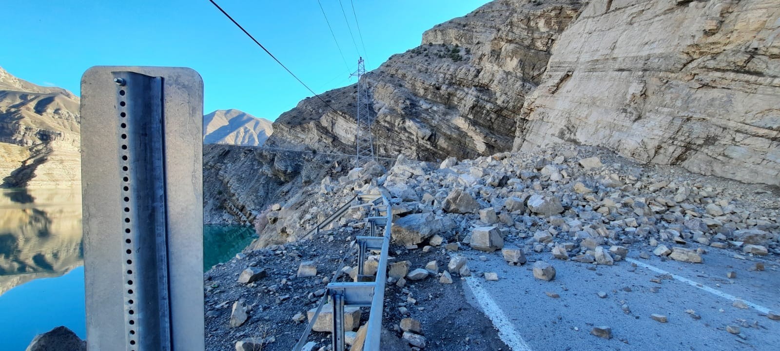 Pirinkayalar geçidinde korkutan heyelan