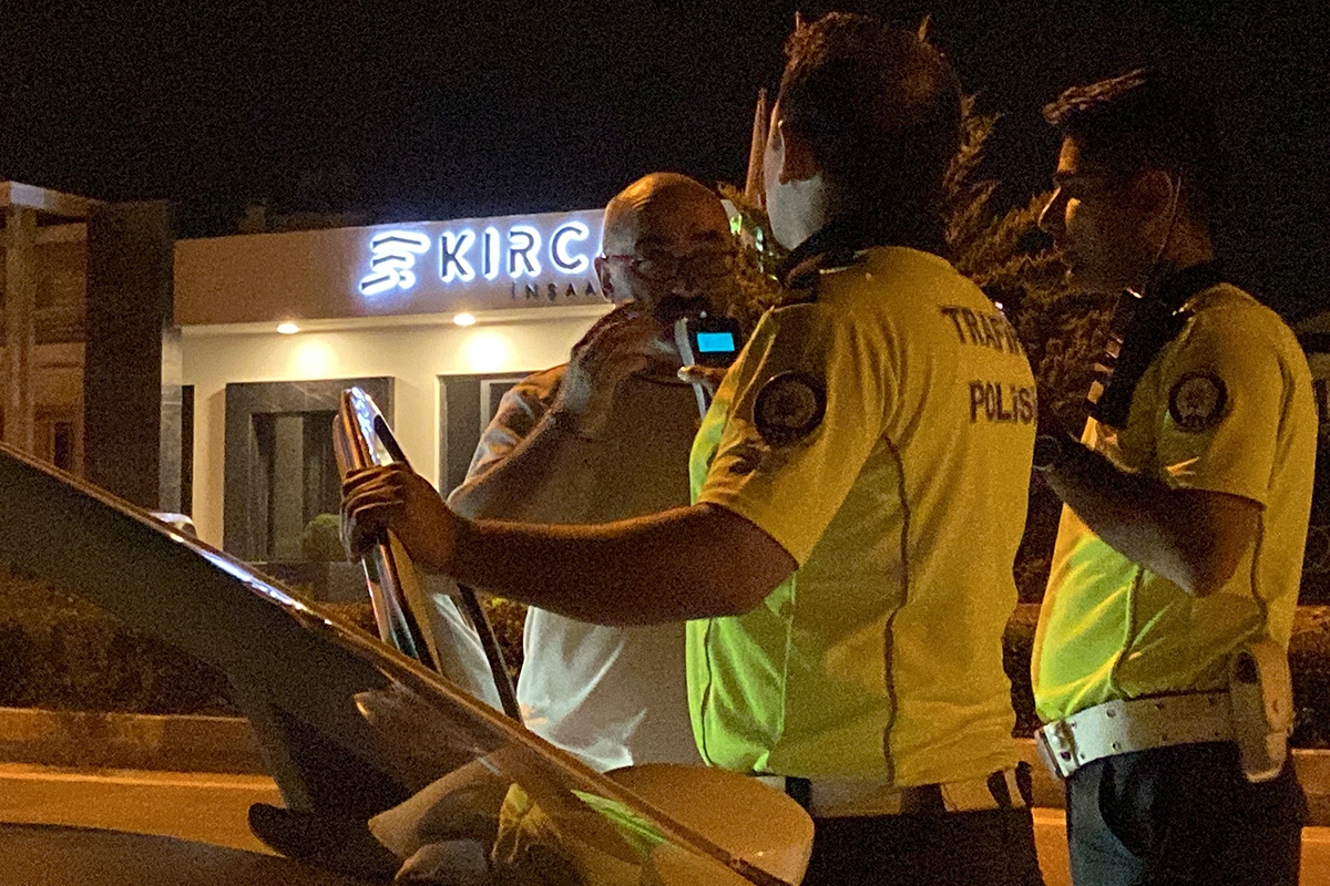 Polisin alkollü sürücü ile imtihanı