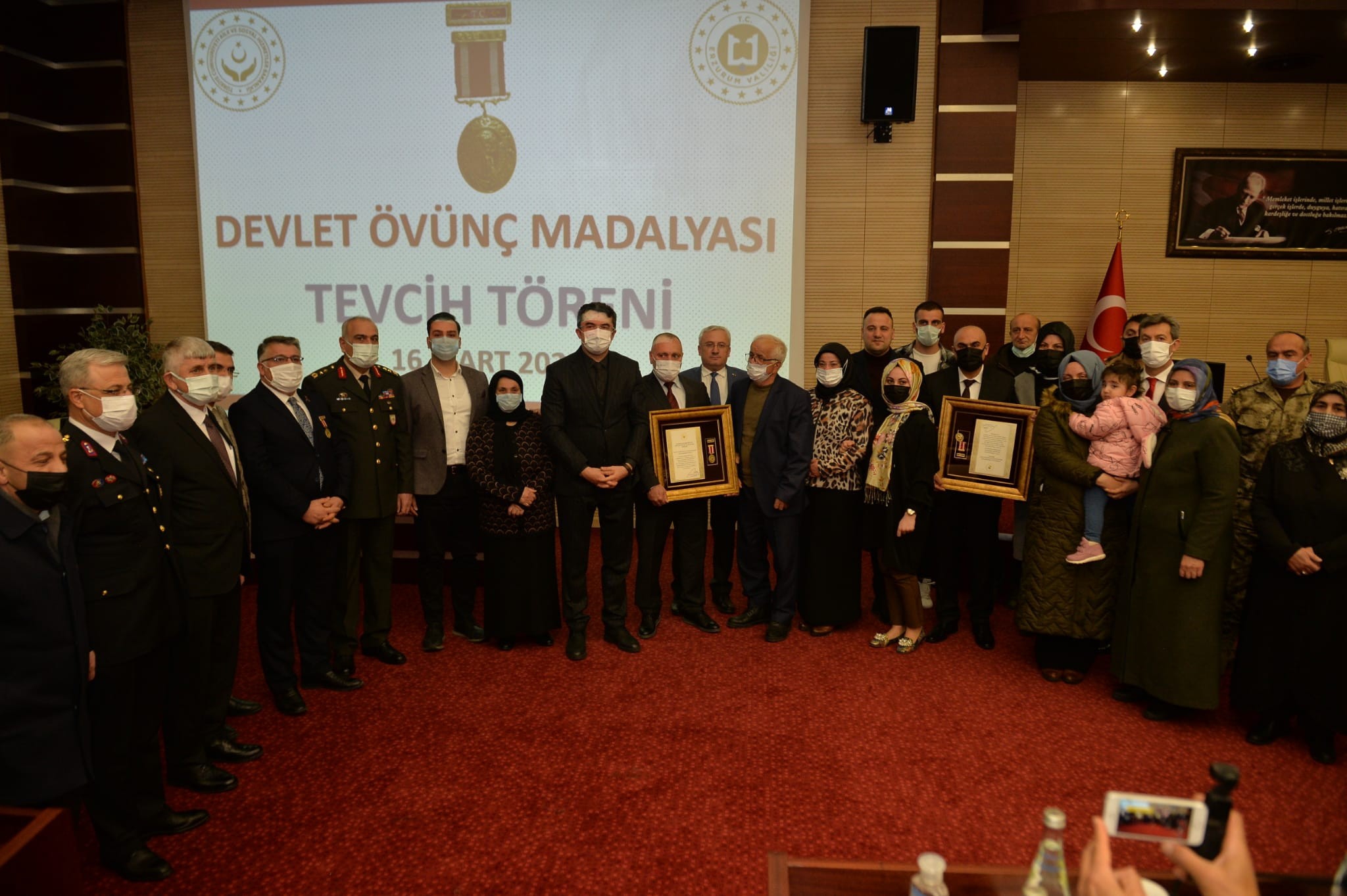 Şehit ailesi ve gazilere övünç madalyaları törenle verildi