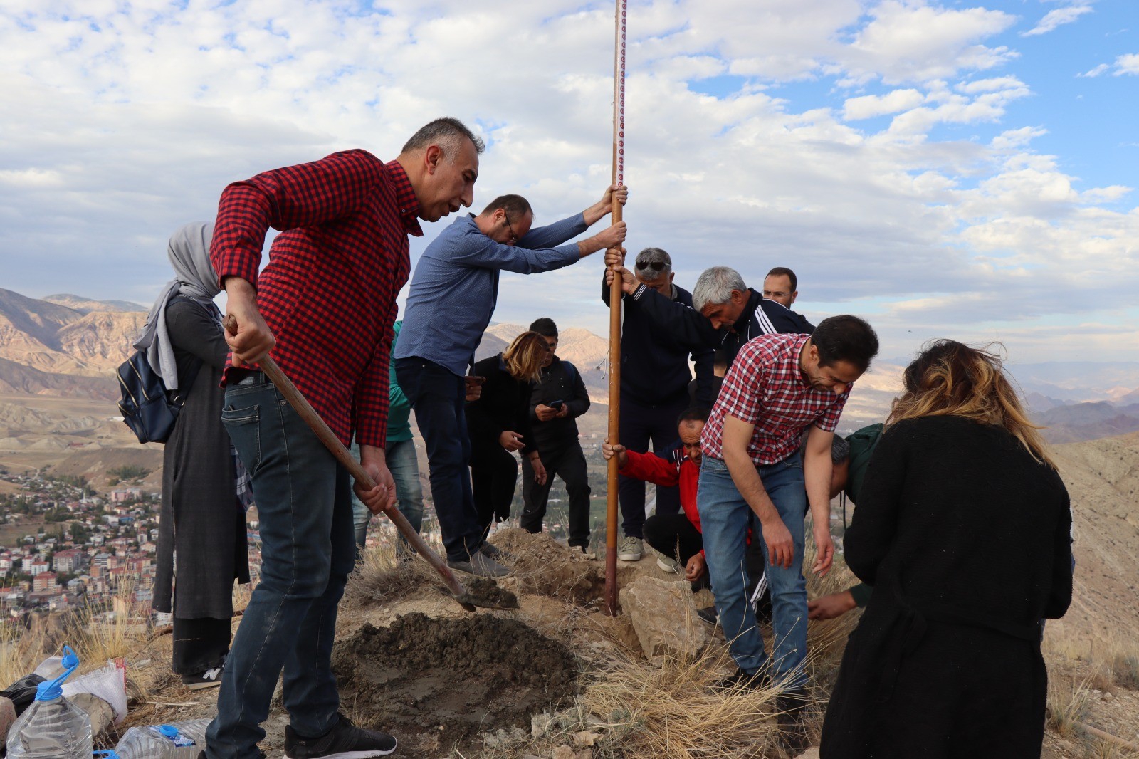 Şehit öğretmenlere vefa: İsimlerini bayrak direğine yazıp dağın tepesine diktiler