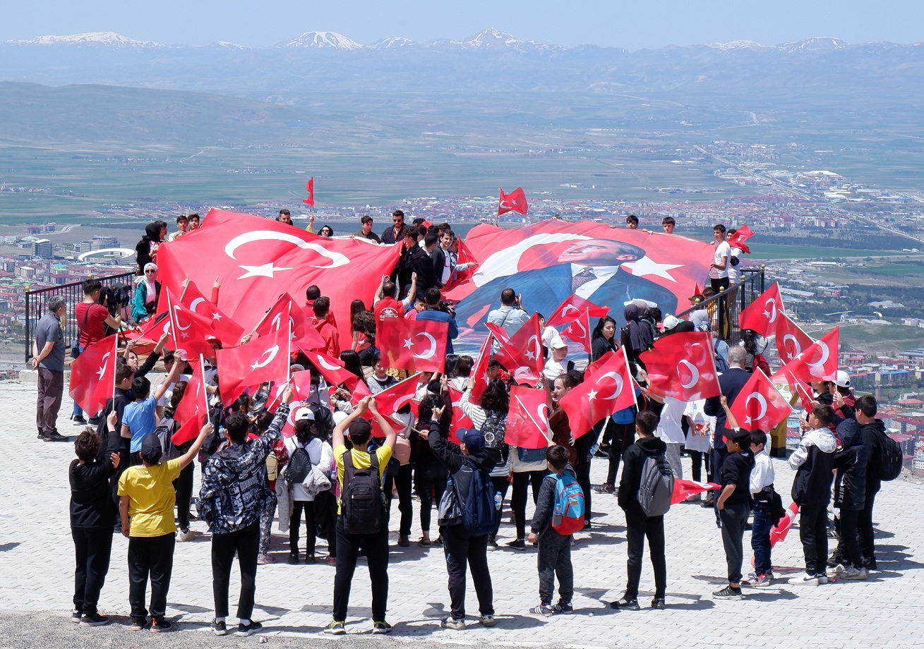 Şehitler için üç bin rakımlı tepeye çıktılar