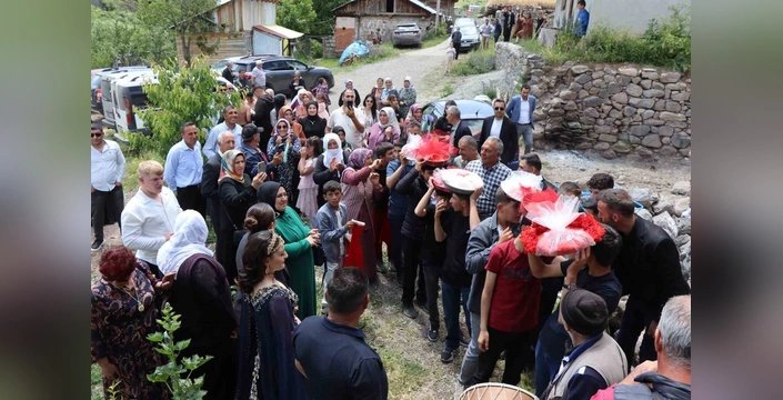 Şenkaya'da Geleneksel Bir Düğün: Eski Örf ve Adetler Yaşatıldı
