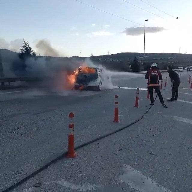 Seyir halindeki araç alev topuna döndü