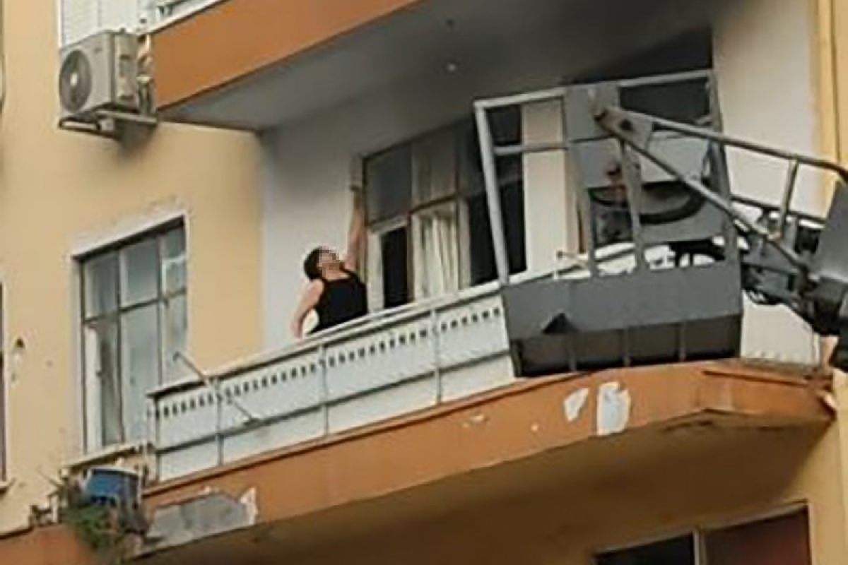 Sinir krizi geçiren kadın evinin balkonunu yaktı, camları kırıp eline ne geçtiyse sokağa fırlattı