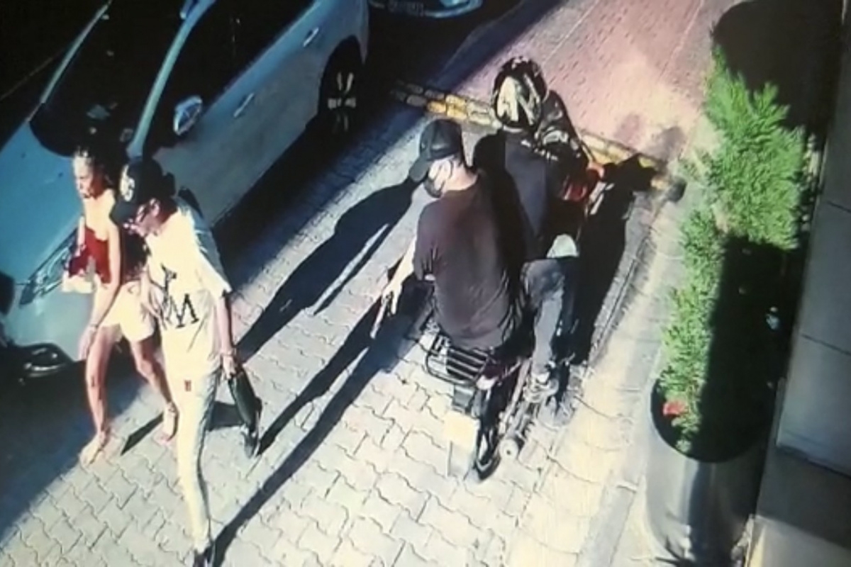 Sokakta yürüyen iki sevgili motosikletli saldırganlar tarafından silahlı saldırıya uğradı