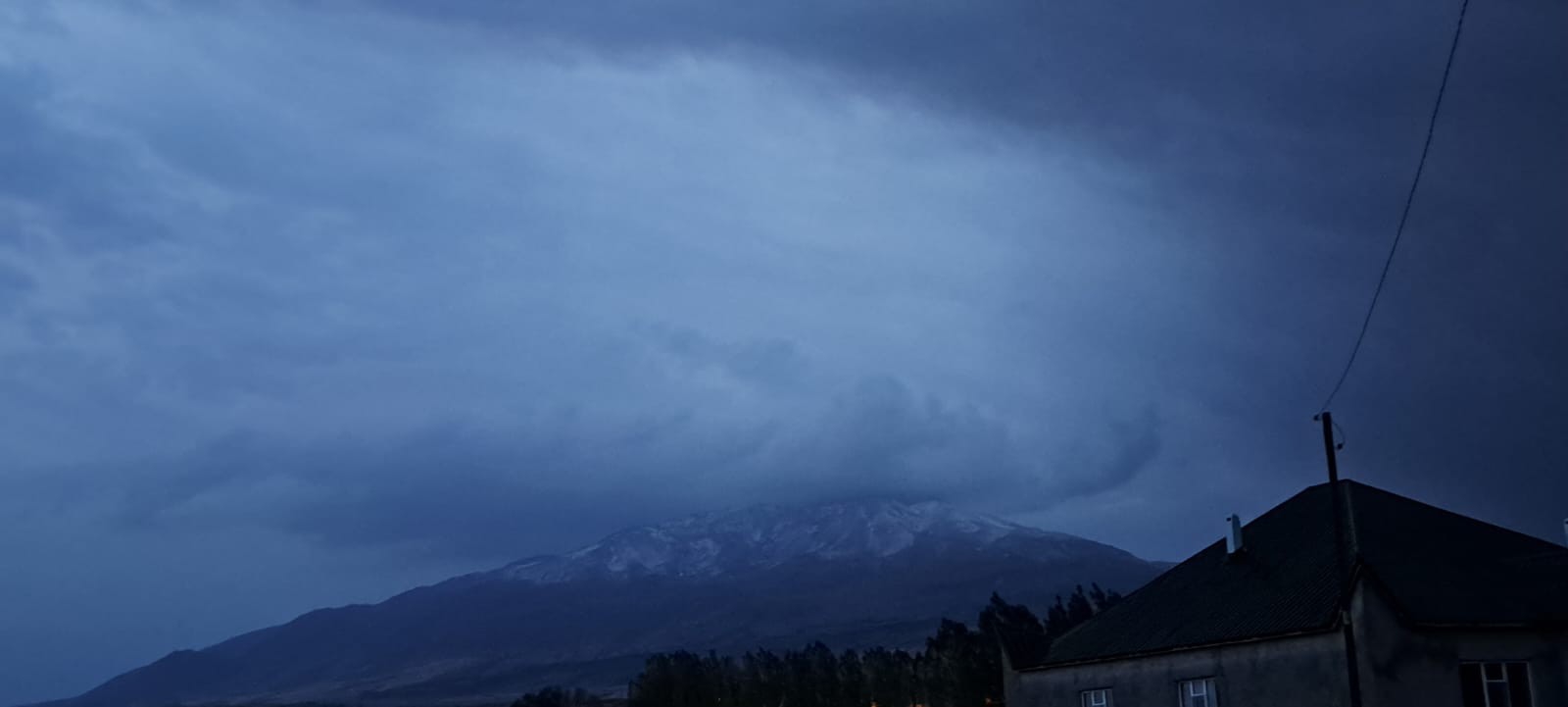 Süphan Dağına mevsimin ilk karı yağdı