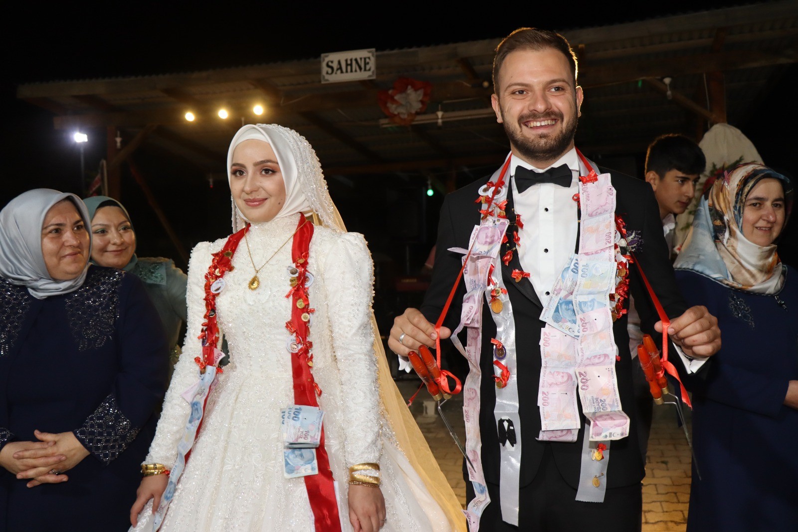 Takı töreninde damada cağ kebap cağı taktılar