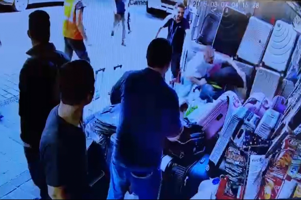 Taksim'de valiz hırsızına meydan dayağı kamerada