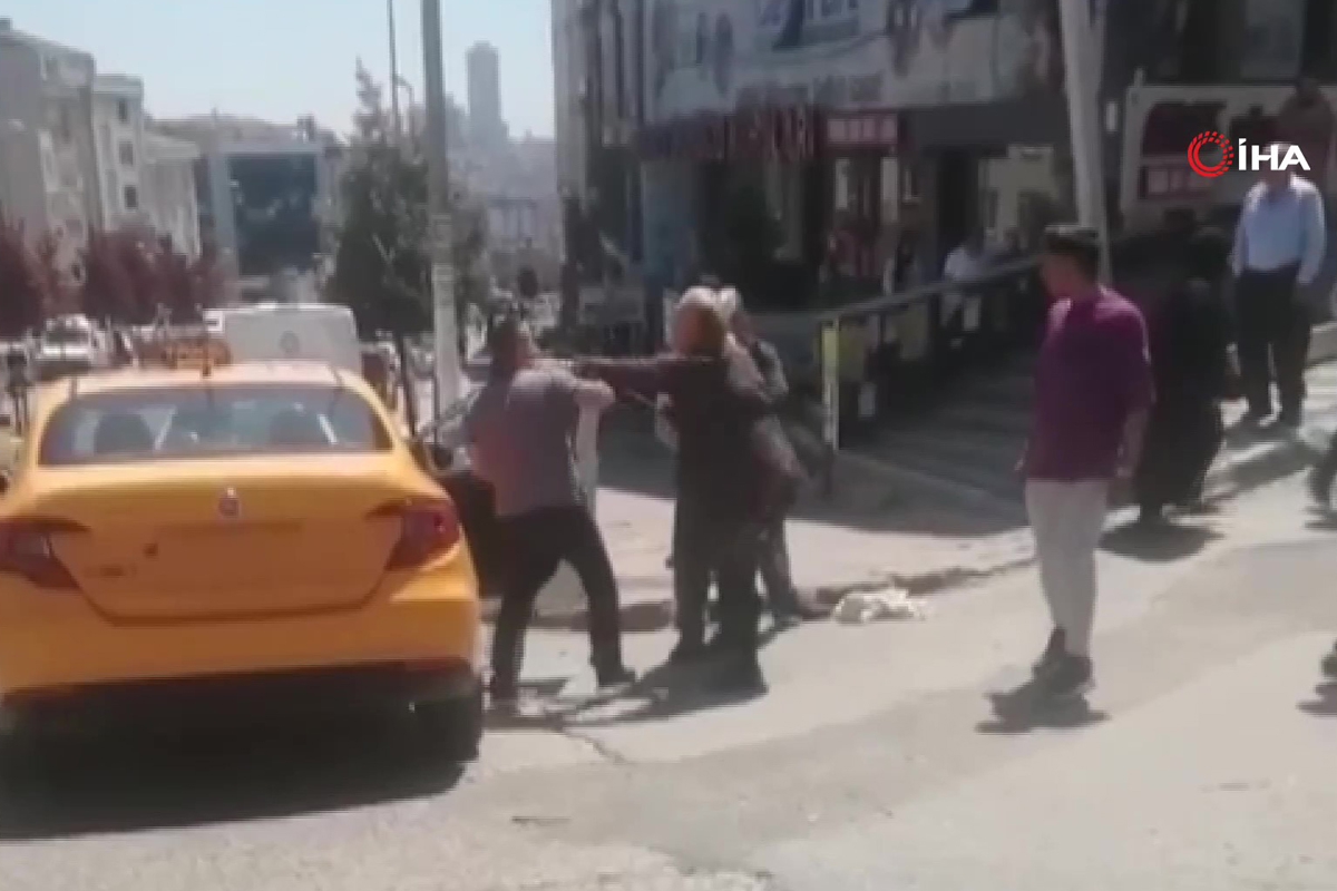 Taksimetre ücretini beğenmeyen kadın, plakayı söküp şoföre saldırdı