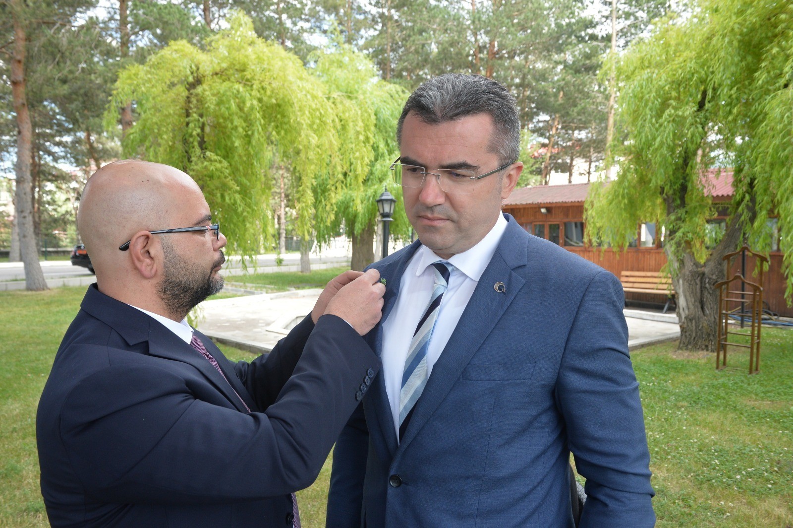 TEMA Vakfı il temsilcisi Demirceylan, Vali Memiş'i ziyaret edip rozet taktı