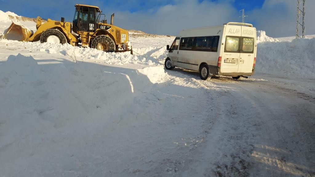 Tipide mahsur kalan öğrenci ve vatandaşlar, 5 saatlik çalışma sonunda kurtarıldı