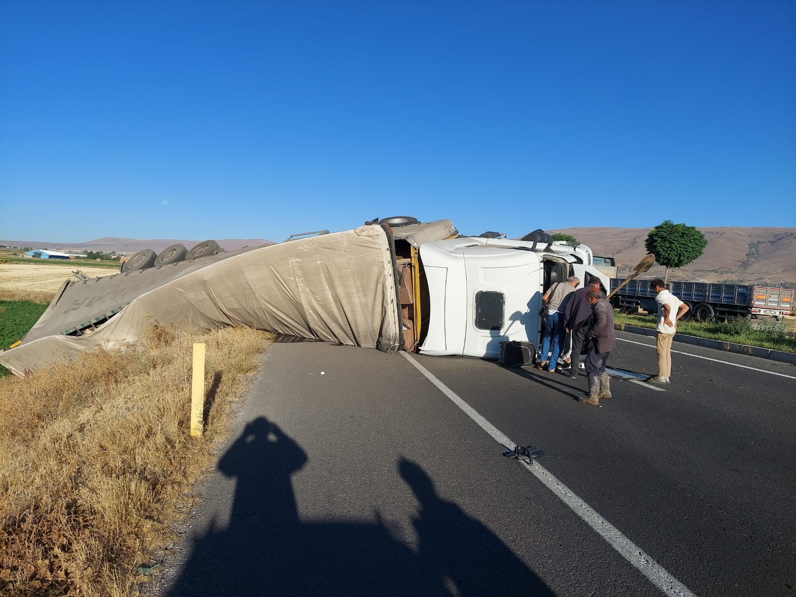 TIR devrildi: 1 yaralı