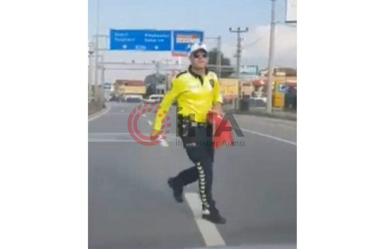 Türk polisinin bayrak sevdası: Koşarak yerden aldı