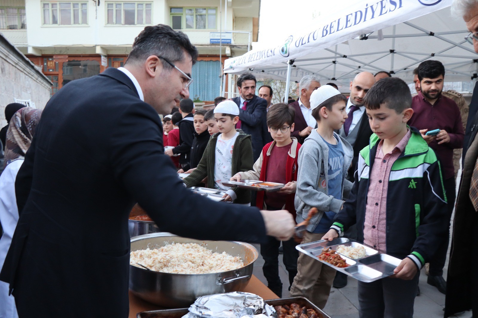 Vali Memiş Kuran kursu öğrencileri ile iftar açtı