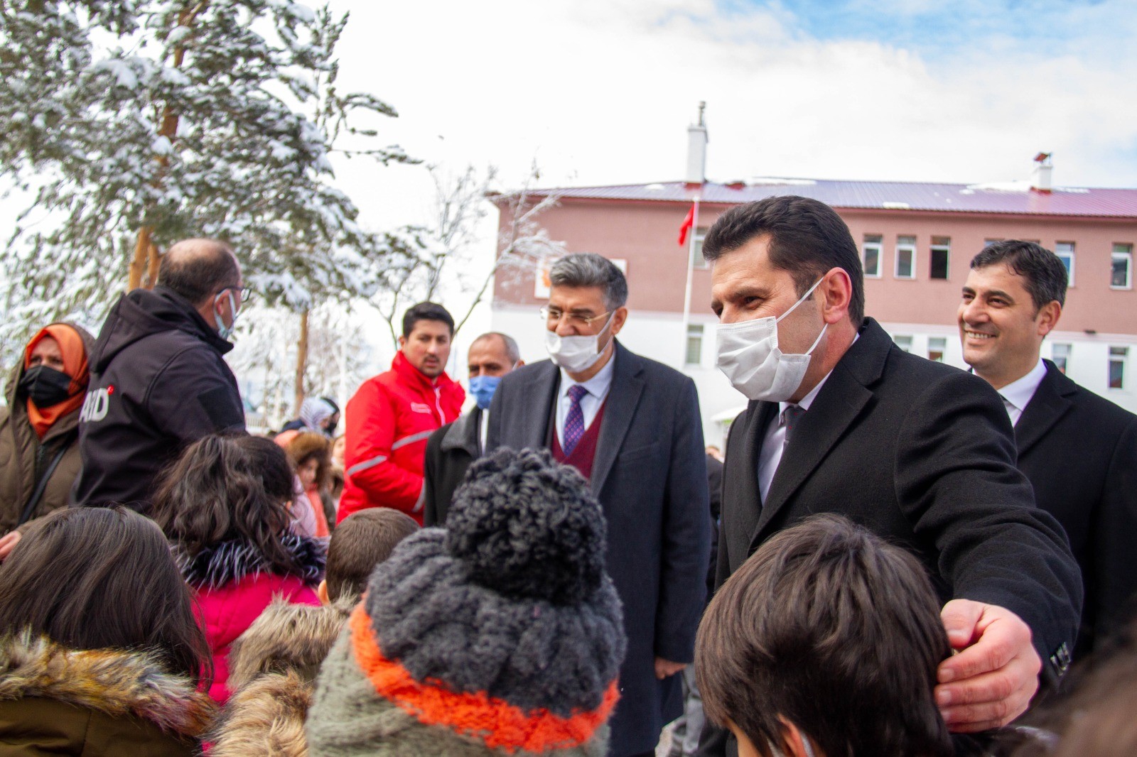 Vali ve belediye başkanı öğrencilerle birlikte deprem tatbikatına katıldı
