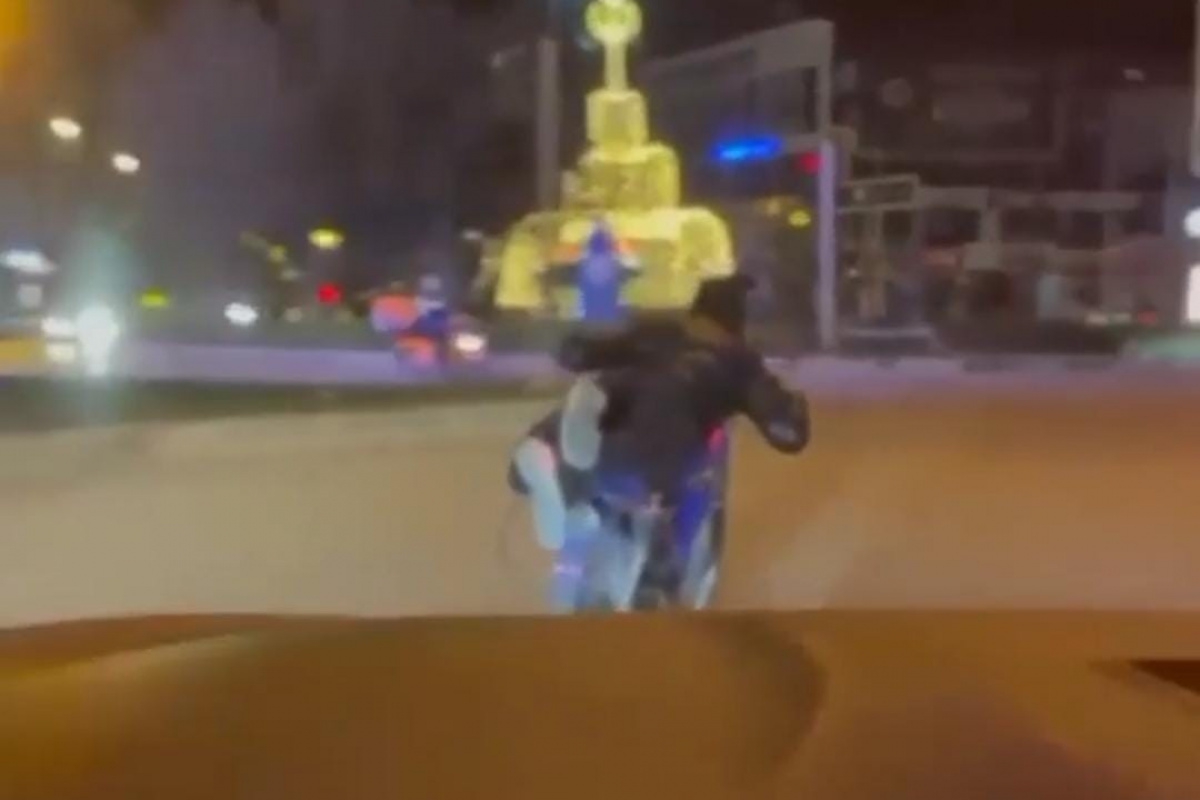 Van'da motosikletle tehlikeli yolculuk