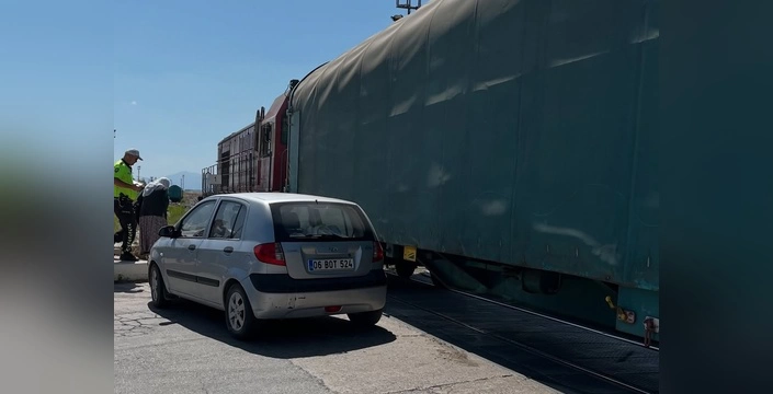 Van'da tren-otomobil kazası: 1 hafif yaralı