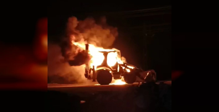 Van Erciş'te iş makinesi yandı: Hurda yığını kaldı