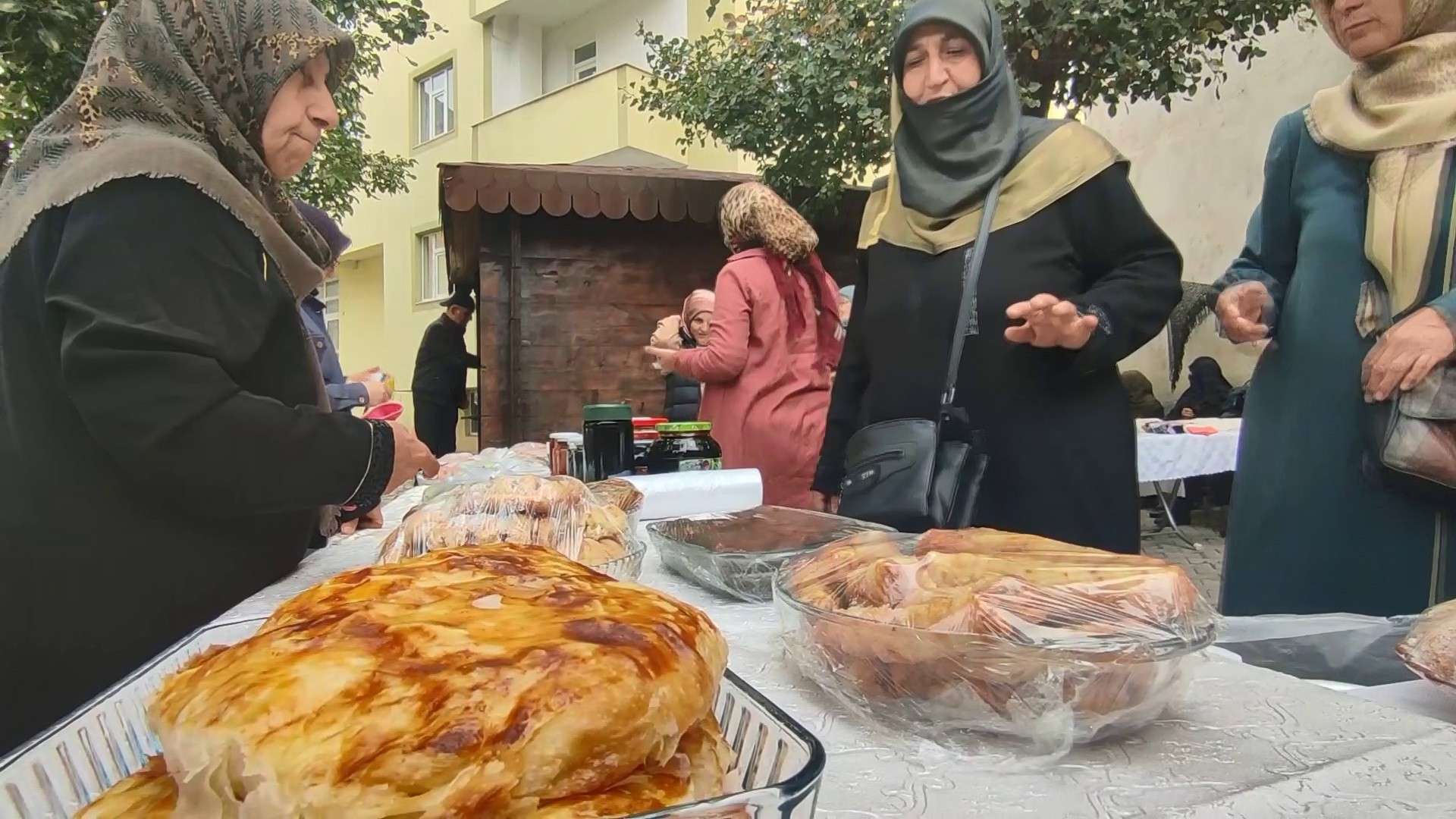 Yardıma ihtiyacı olanlar için 'hayır çarşısı' kuruldu