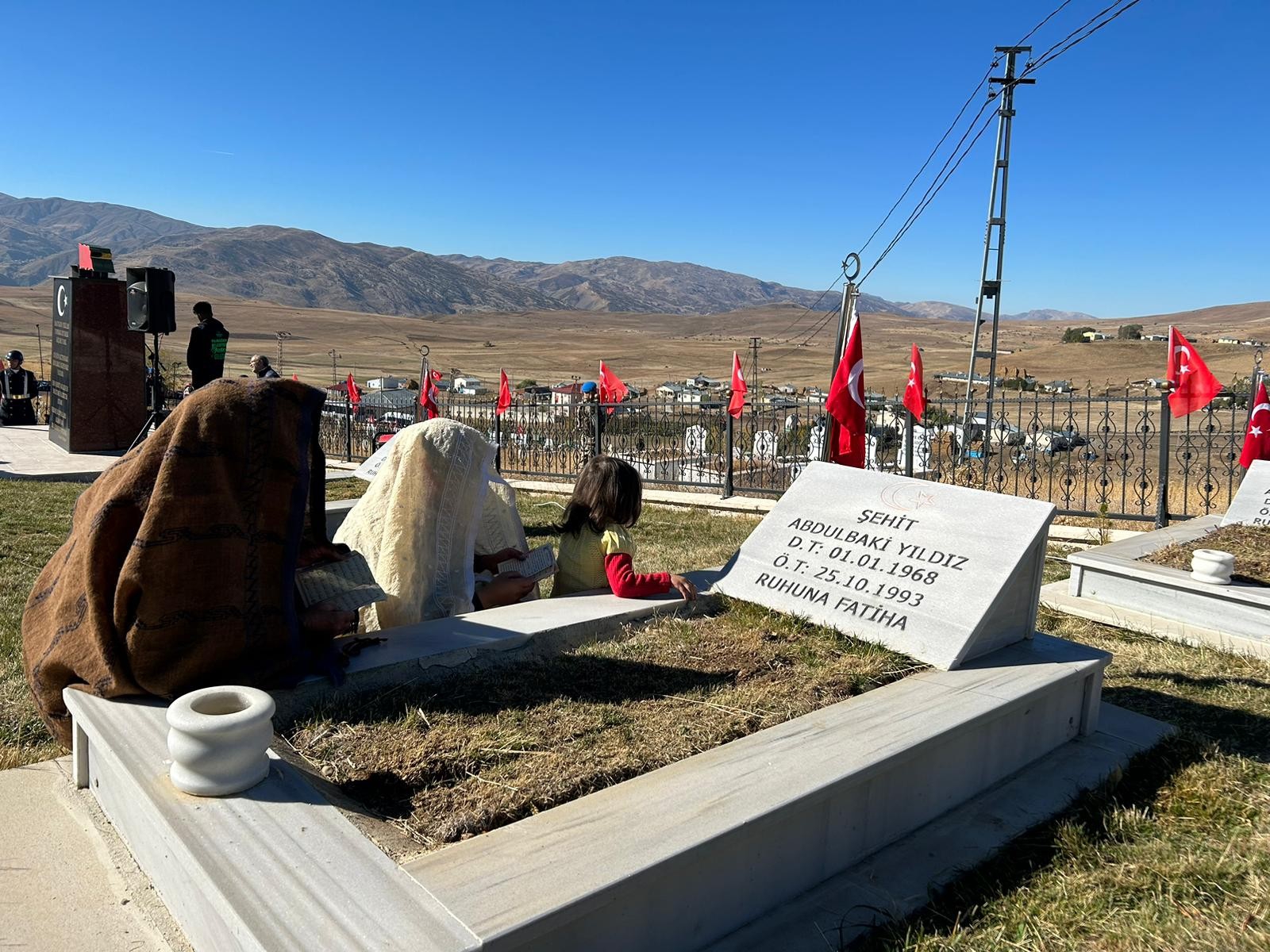 Yavi'de PKK'lı teröristlerin 29 yıl önce şehit ettiği 33 kişi anıldı
