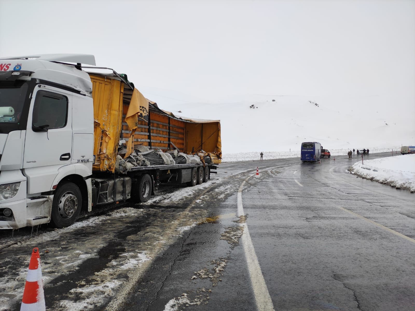 Yolcu otobüsüyle tır çarpıştı: 1 ölü, 3 yaralı