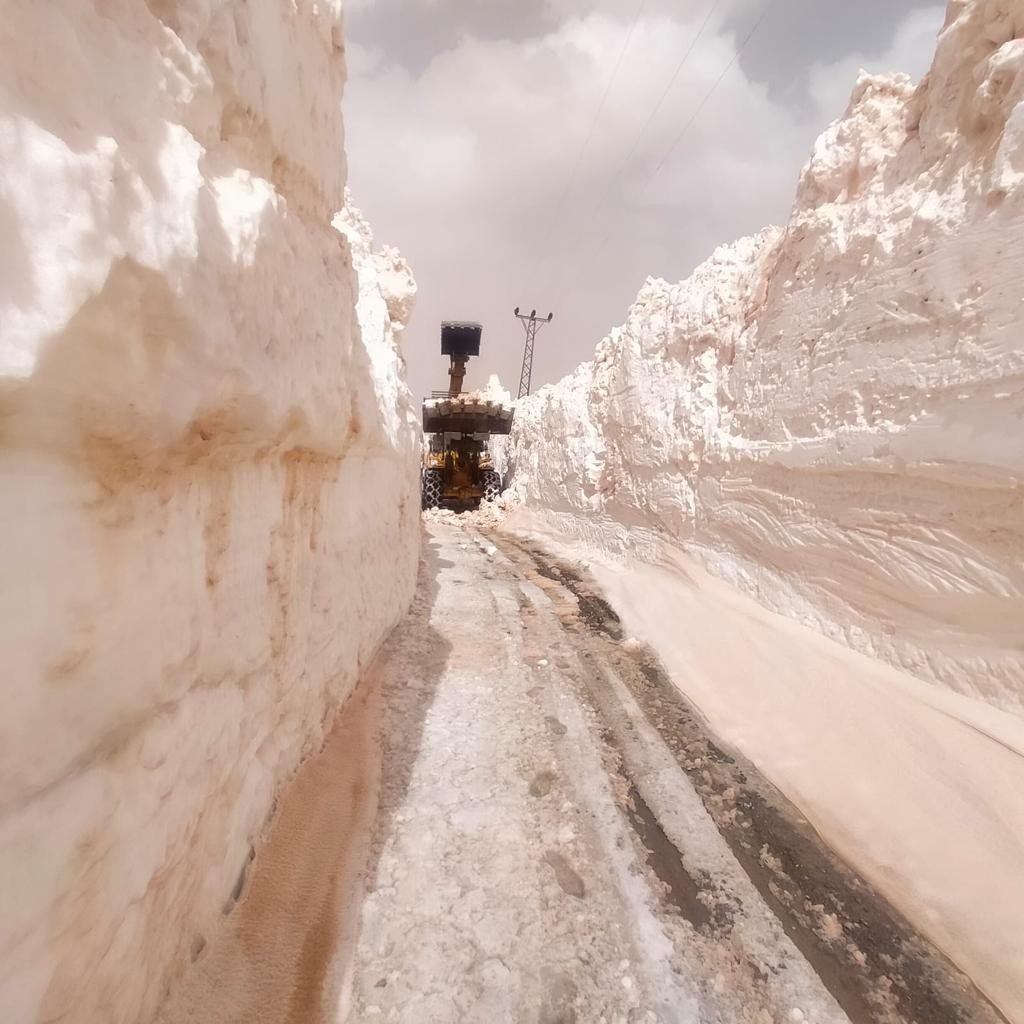 Yüksekova’da 8 metrelik kar tünelleri