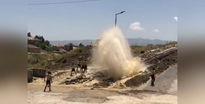 Yüksekova'da su borusu patlaması: Çocuklar için beklenmedik bir eğlence